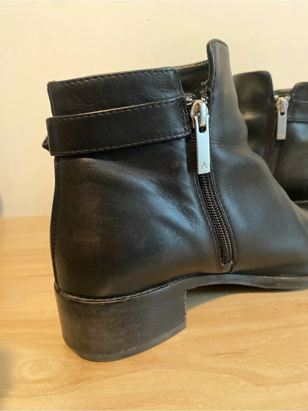 Aquatalia Black Leather Ankle Boots Size 9 Buckle Zip Made in Italy